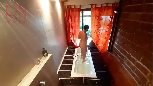XXX Do you want to fuck a chick who washes her ass and pussy in the shower? Security camera in the bath الأنبوب الدافئ