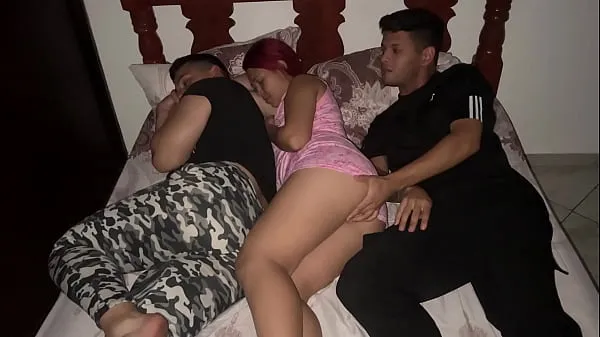 XXX I don't like sharing a bed with my girlfriend's best friend because I feel like he fucks her next to my NTR ciepła rurka