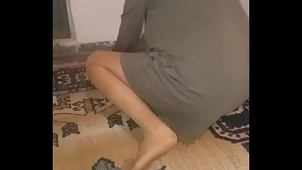 XXX Mature Turkish woman wipes carpet with sexy tulle socks ciepła rurka