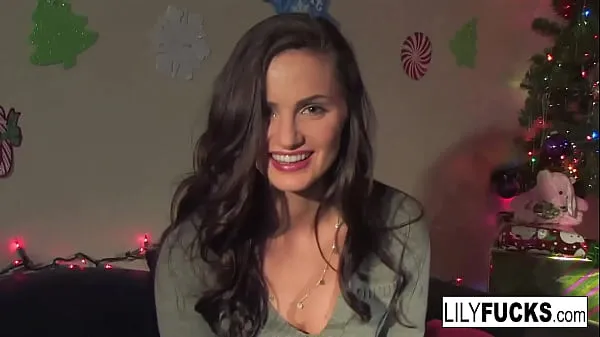 XXX Lily tells us her horny Christmas wishes before satisfying herself in both holes varmt rør