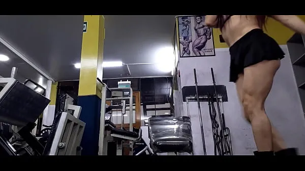 XXX THE STATUELY MILF TRAINER GIVES PÚPILO CALENTON A GREAT FACESITTING AT THE GYM หลอดอุ่น