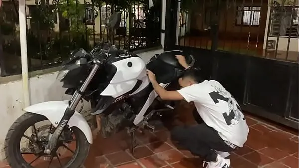 XXX FIX MY MOTORCYCLE AND THEN MY PUSSY Tabung hangat
