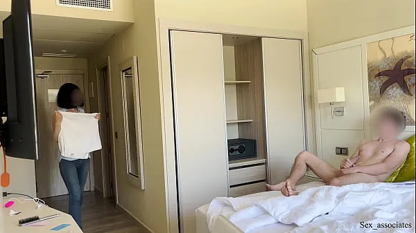 XXX Public Dick Flash. Hotel maid was shocked when she saw me masturbating during room cleaning service but decided to help me cum 따뜻한 튜브