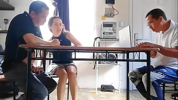 XXX While the cuckold does the math, his cheating wife drains the contractor's cum under the table θερμός σωλήνας