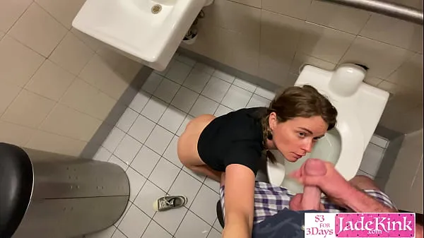 XXX Real amateur couple fuck in public bathroom θερμός σωλήνας
