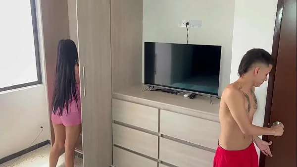 XXXA good fuck while my stepsister looks for clothes in her closet暖管