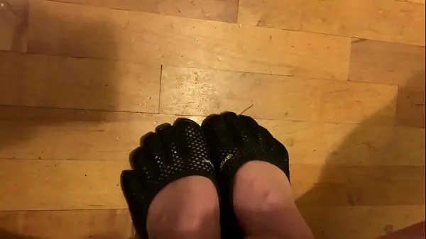 XXX HUGE cumshot on Vibram Five-Fingers shoes θερμός σωλήνας