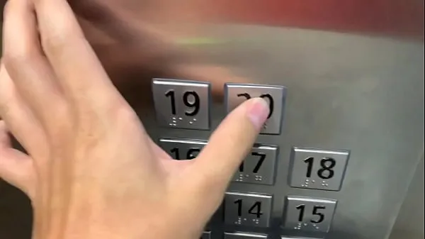 XXX Sexo em público, no elevador com um estranho e eles nos pegam tubo quente