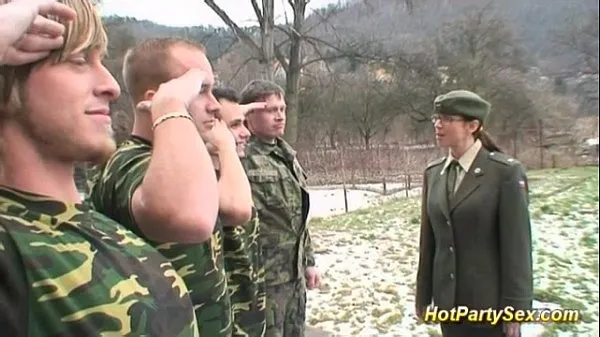 XXX Military Chick gets soldiers cum teplá trubica