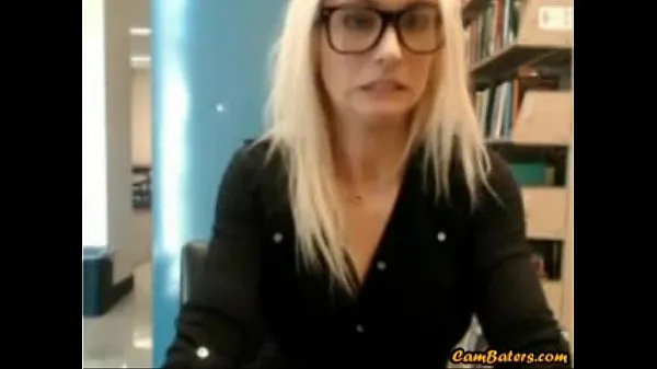 XXX Sexy hot blonde gets caught masturbating in public library varmt rør
